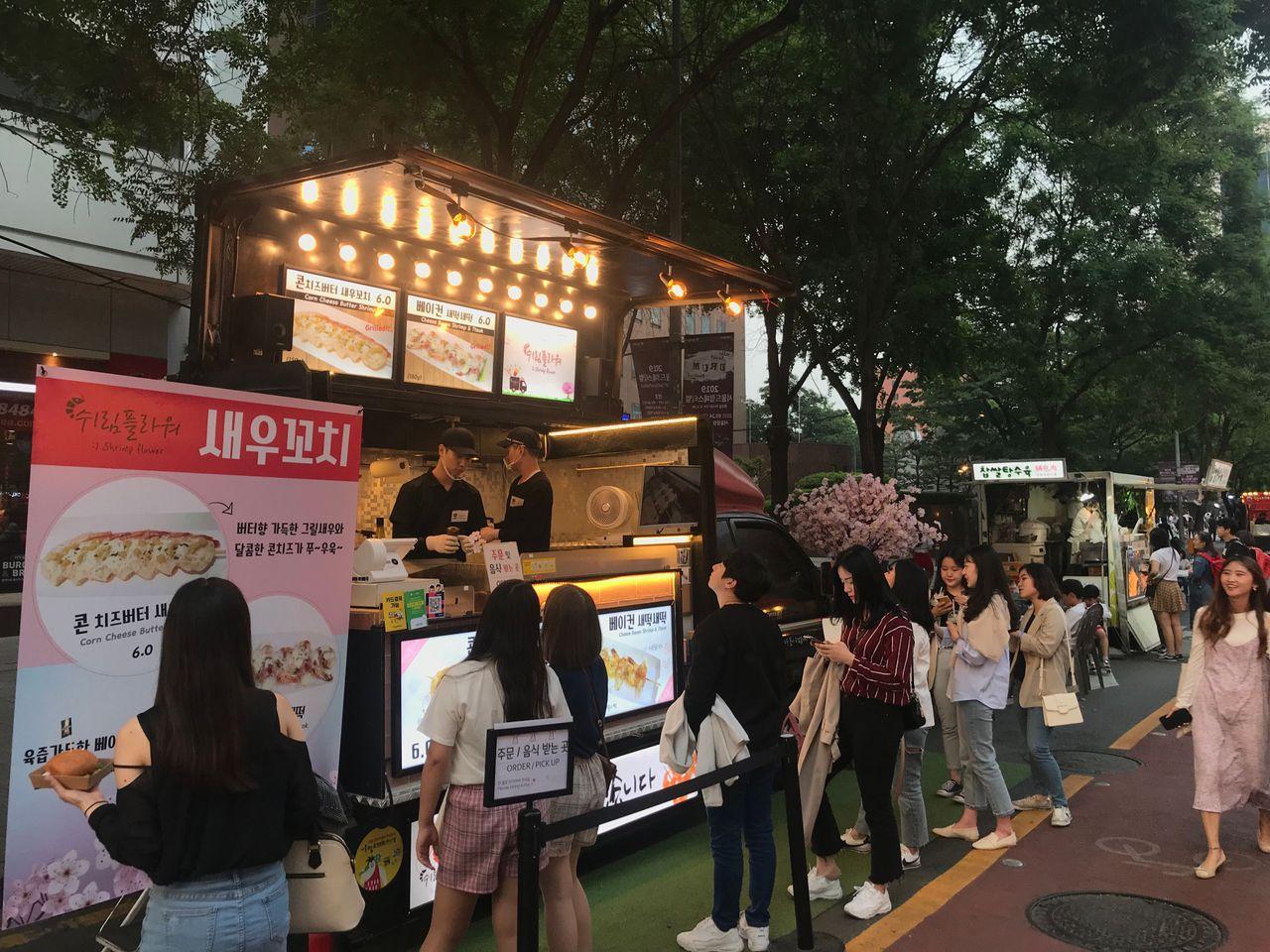 【คยองชองกเยชอน เกาหลี】ตะลุยตลาดนัดกลางคืนที่คลองชองกเยชอน 2025! เดินเลียบคลองชองกเยชอนสวย ๆ และตะลุยตลาดนัดกลางคืนกัน!